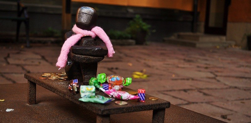 Скульптура - мальчик, смотрящий на луну, конфеты и монетки.